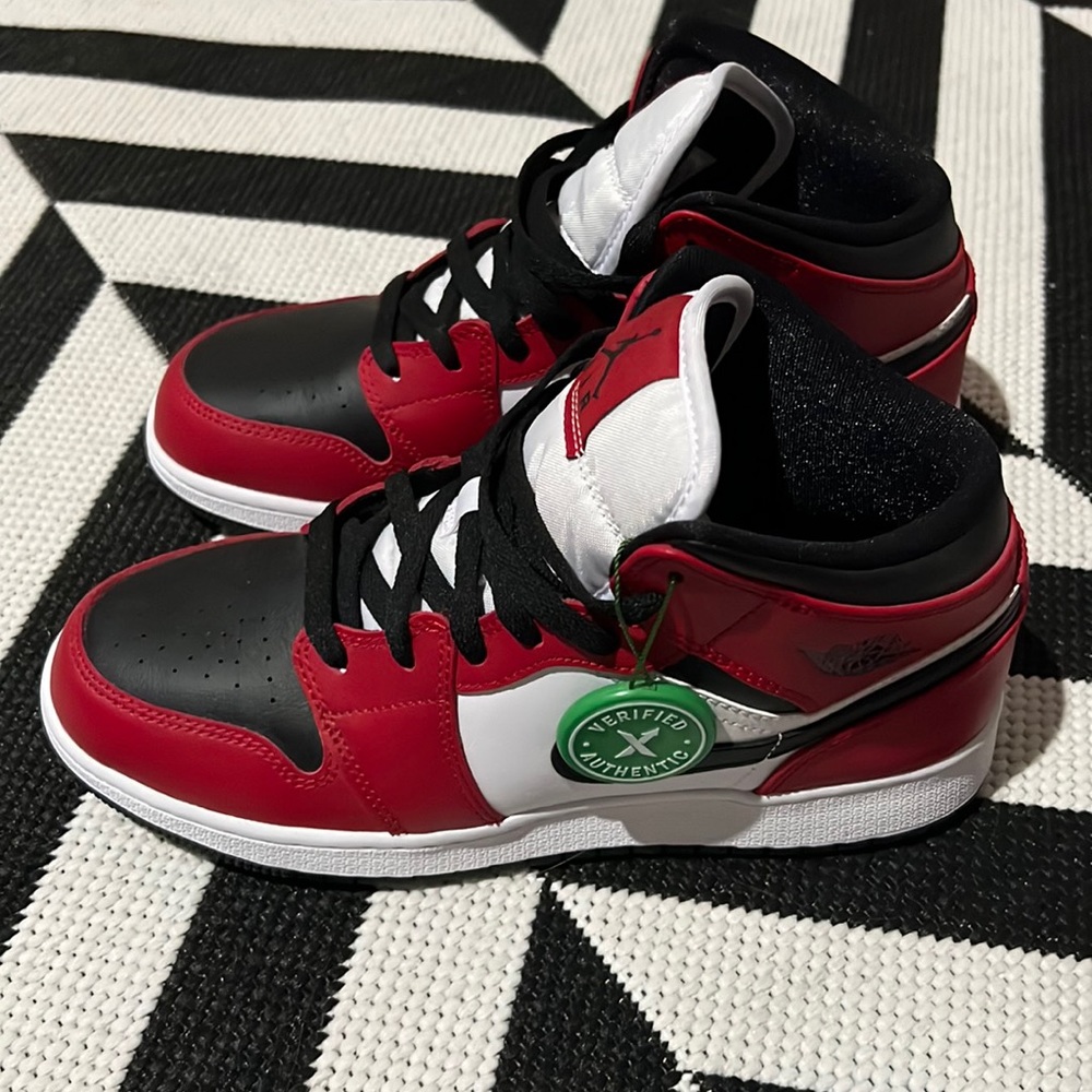 Jordan 1 mid